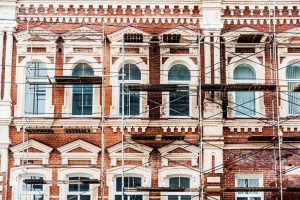 Restauración de hotel antiguo Limpieza de ladrillo exterior y ventanas nuevas