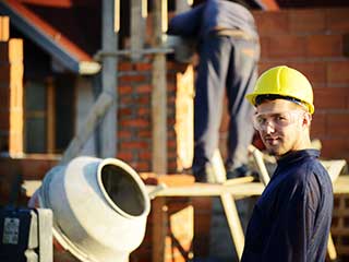 Costo de construcción de edificios comerciales mejorado por la calidad de los trabajadores.