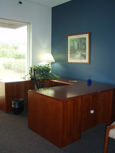 Proyecto de renovación de una pequeña oficina con pintura y alfombra.
