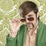 geek hombre divertido bigote con anticuado wallcovering comercial